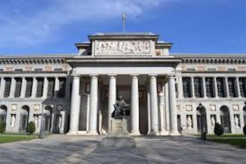 En El Corazon De Madrid, Museos Exterior foto